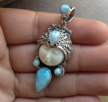 Zilveren hanger met gezicht en gezet met Larimar